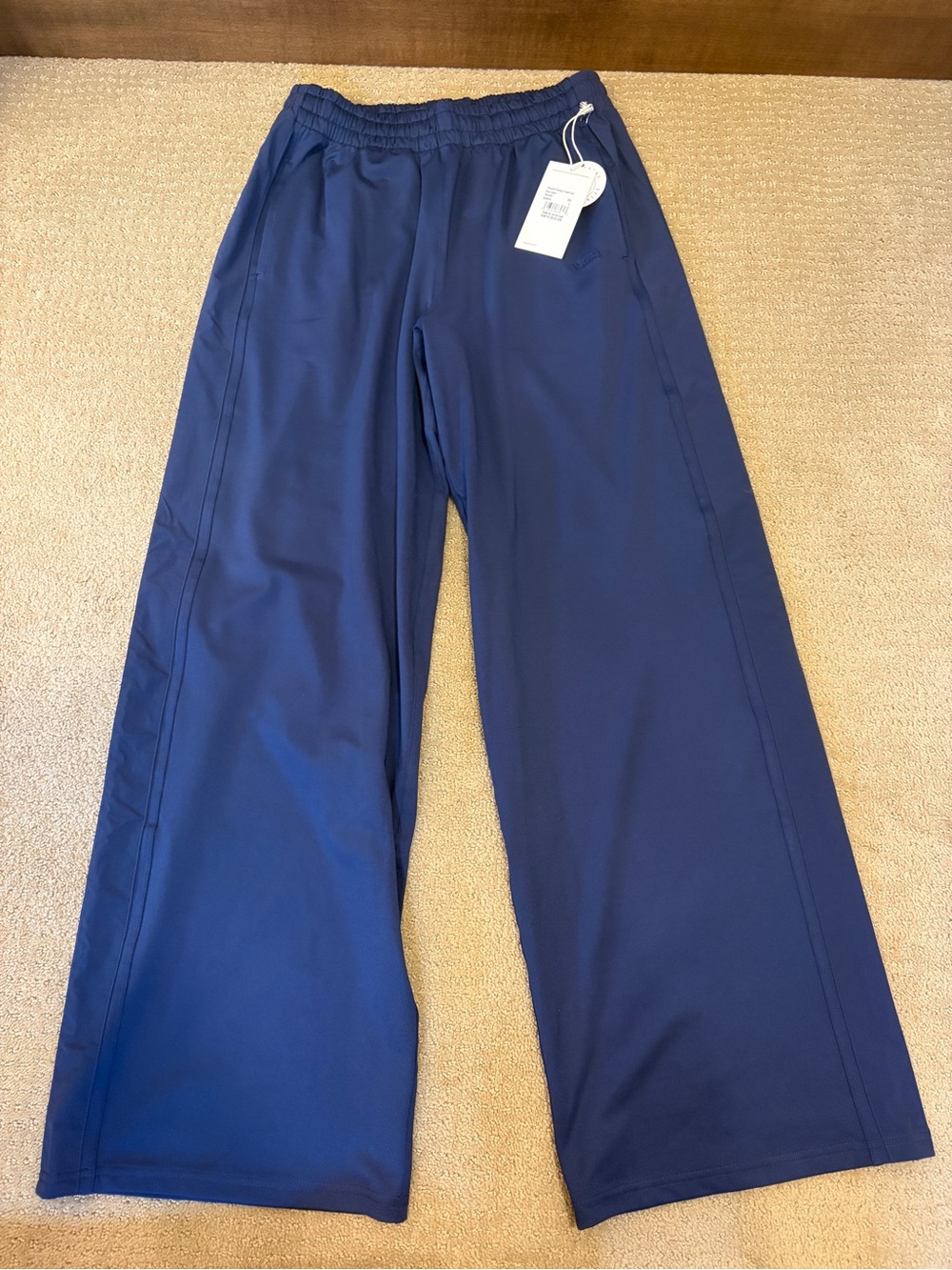 Vuori Navy Wide-Leg Sunday track pant- new!